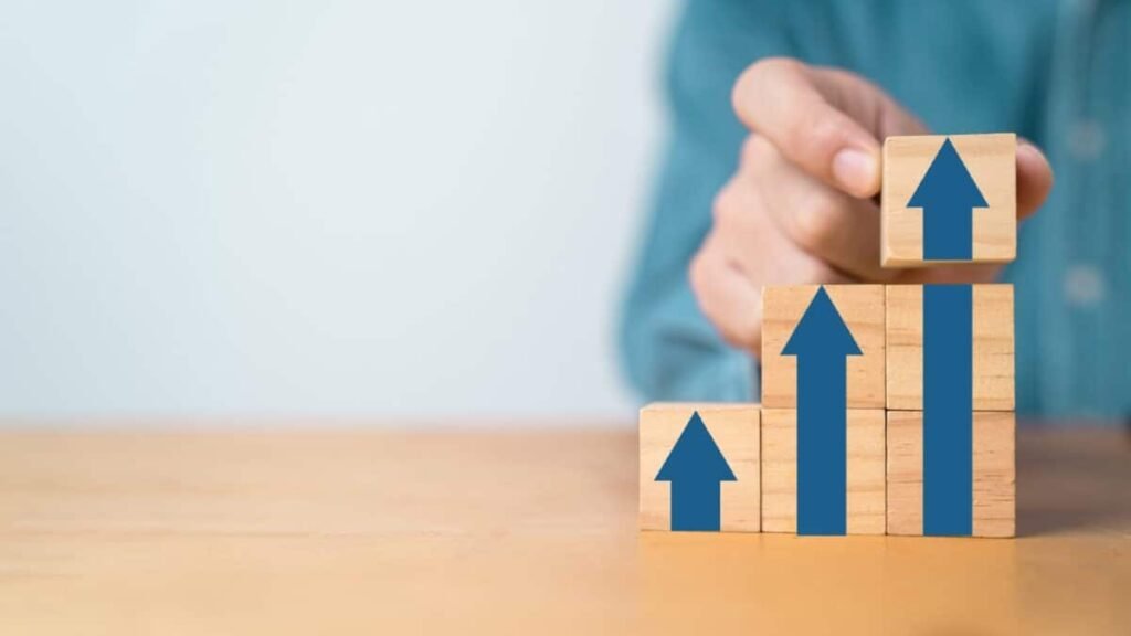 £5,000 in savings? Here’s how an investor could aim for £12k annual passive income